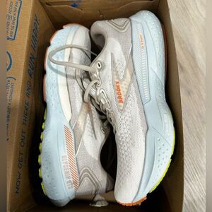 Brooks woman’s size 11. Nearly brand new